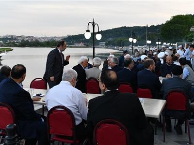 نظم مركز التفكر الإسلامي إفطارًا لعلماء الدين المهاجرين والمقيمين باسطنبول.